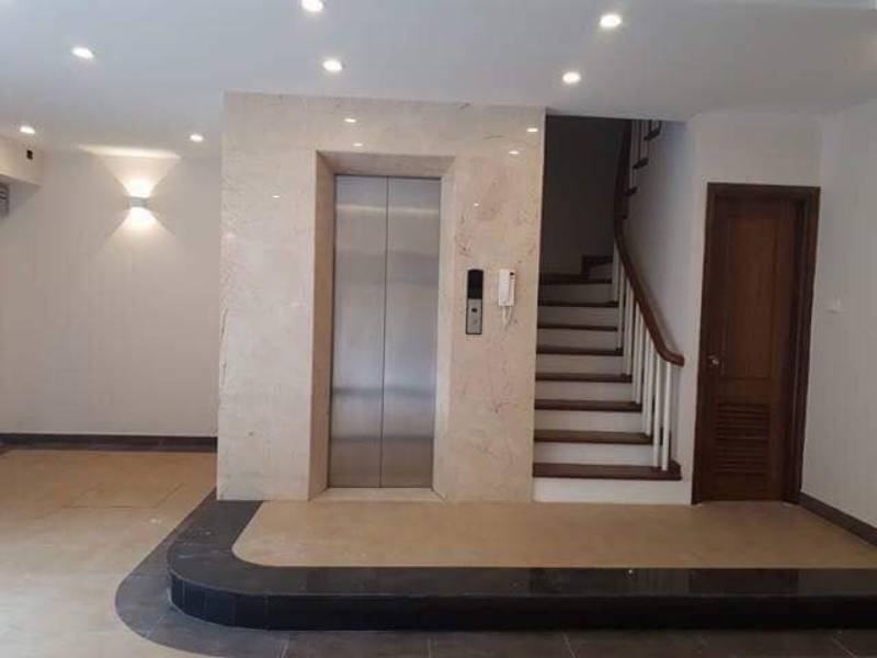 bố trí thang máy cho nhà ống