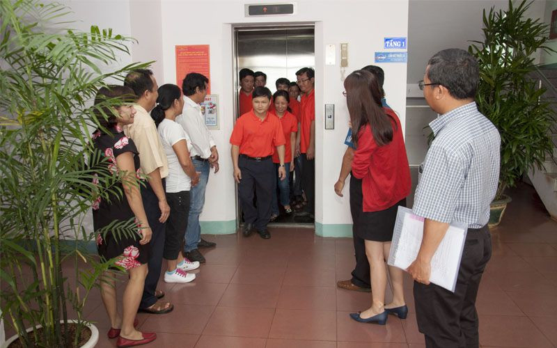 Lý do cần biết cách đi thang máy lịch sự và an toàn