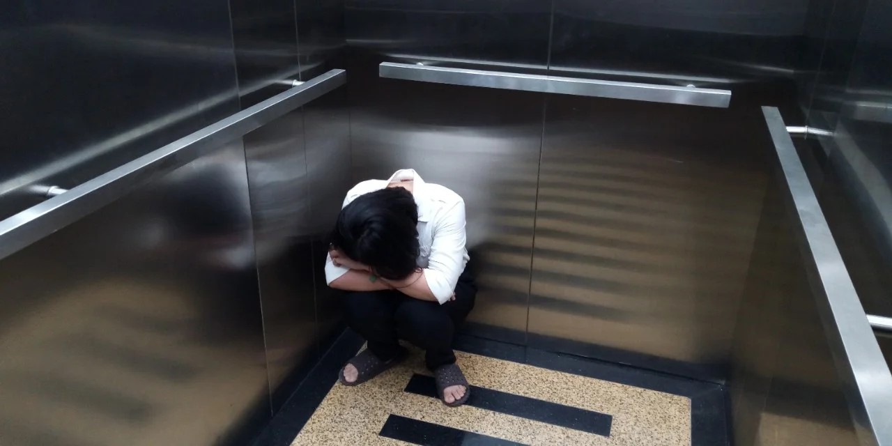 Khi thang máy mất điện đột ngột, hệ thống sẽ hoạt động như thế nào