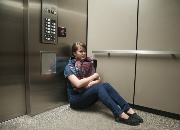 Làm gì khi bị kẹt trong thang máy?