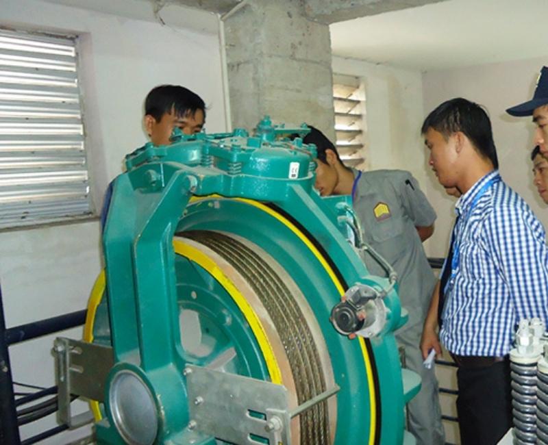 Phanh trong thang máy là một trong những bộ phận cực kỳ quan trọng ảnh hưởng đến độ an toàn thiết bị. Phanh giúp thang có thể kiểm soát tốc độ khi chẳng may có sự cố lúc vận hành. Cùng tìm hiểu kỹ hơn về các loại phanh thang máy hiện nay qua nội dung dưới đây.
