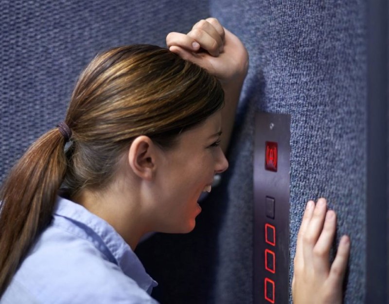 Thang máy bị kẹt phải làm gì