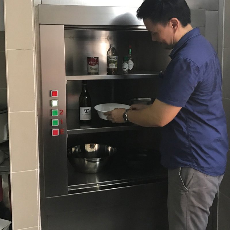 thang máy chuyển thức ăn