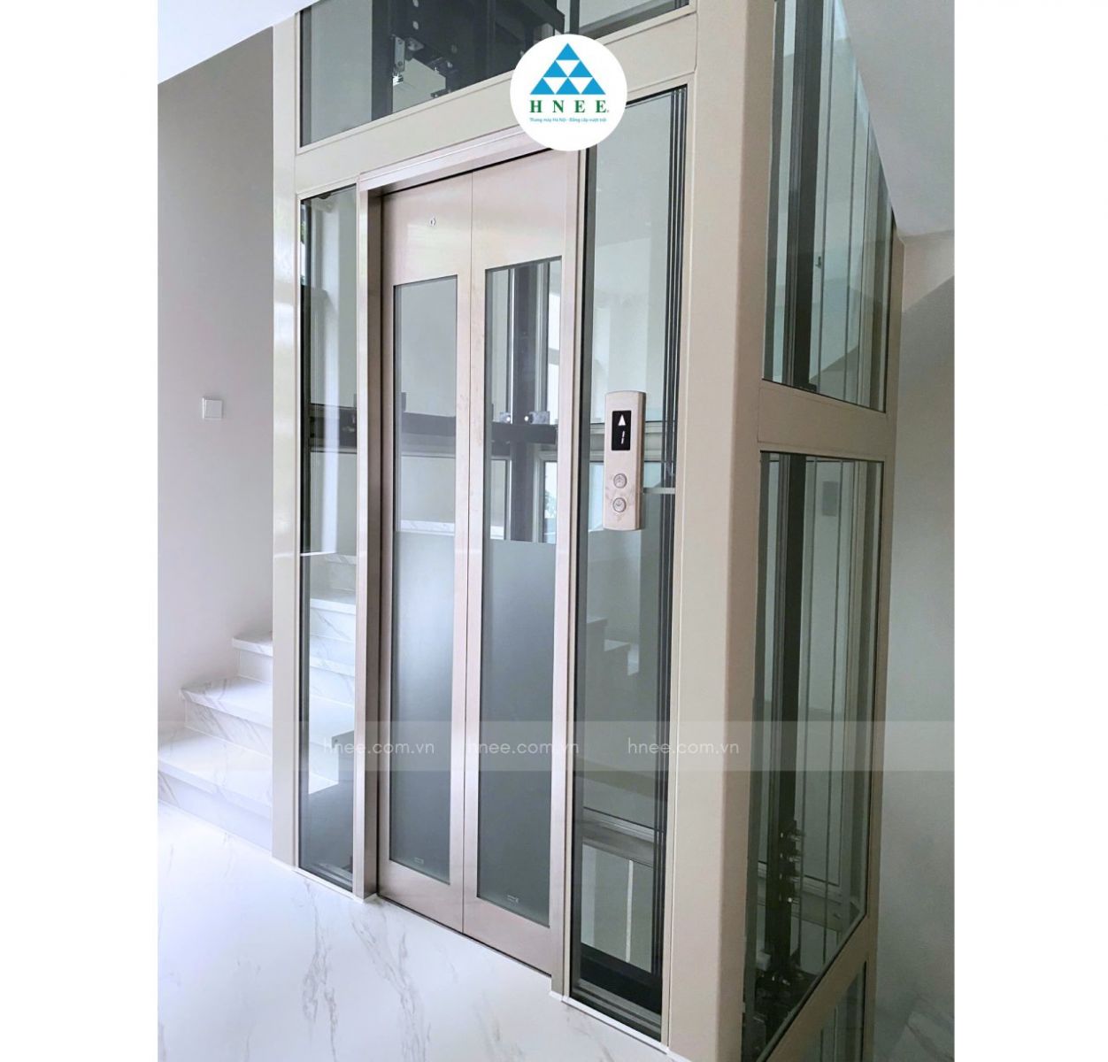 thang máy kính có đắt hơn thang thường không