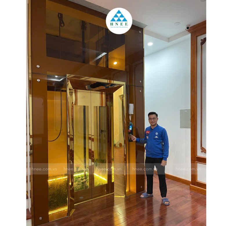 Có nên lắp thang máy kính cho biệt thự