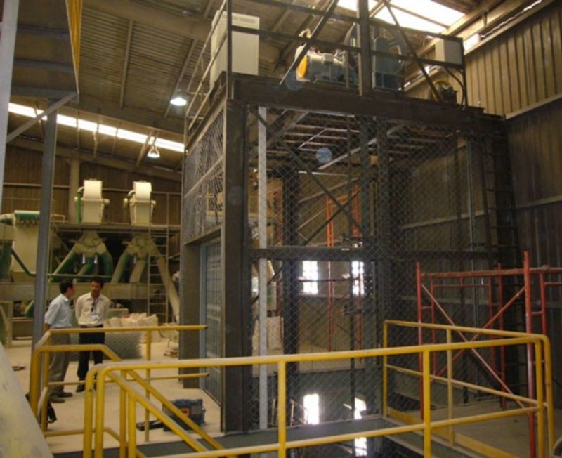 thang máy tải hàng 300kg