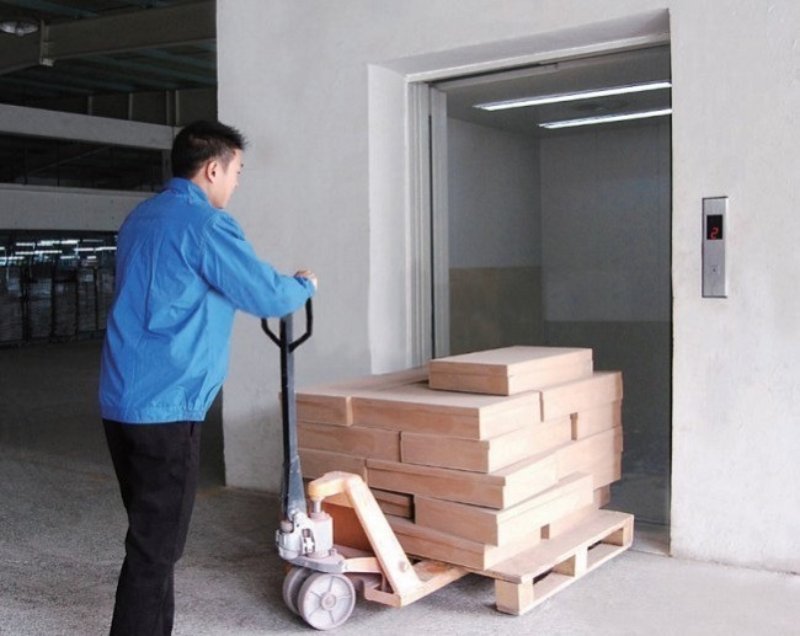 thang máy tải hàng kèm người