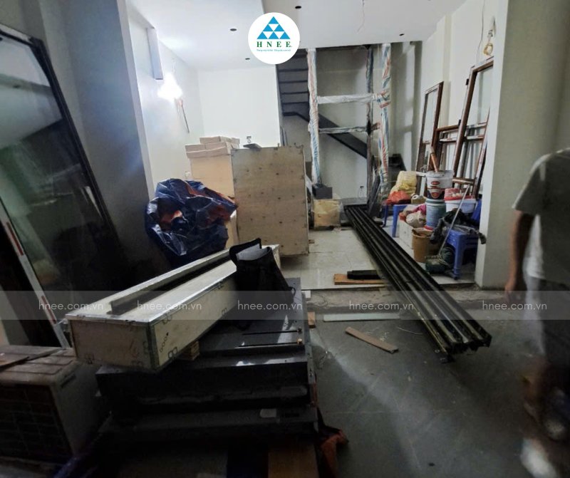 Vị trí đặt thang máy trong nhà ống