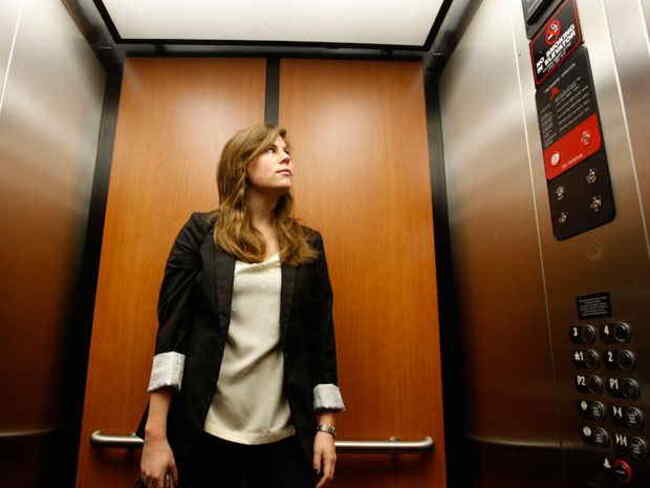 6 điều không nên làm khi đi thang máy 