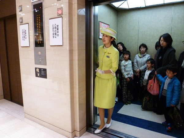 [Mách bạn] Văn hóa đi thang máy theo phong cách Nhật Bản