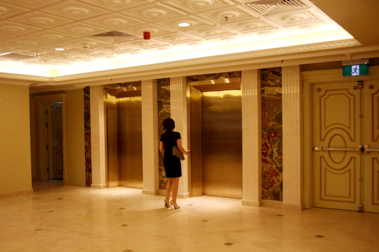 Thang máy tải khách
